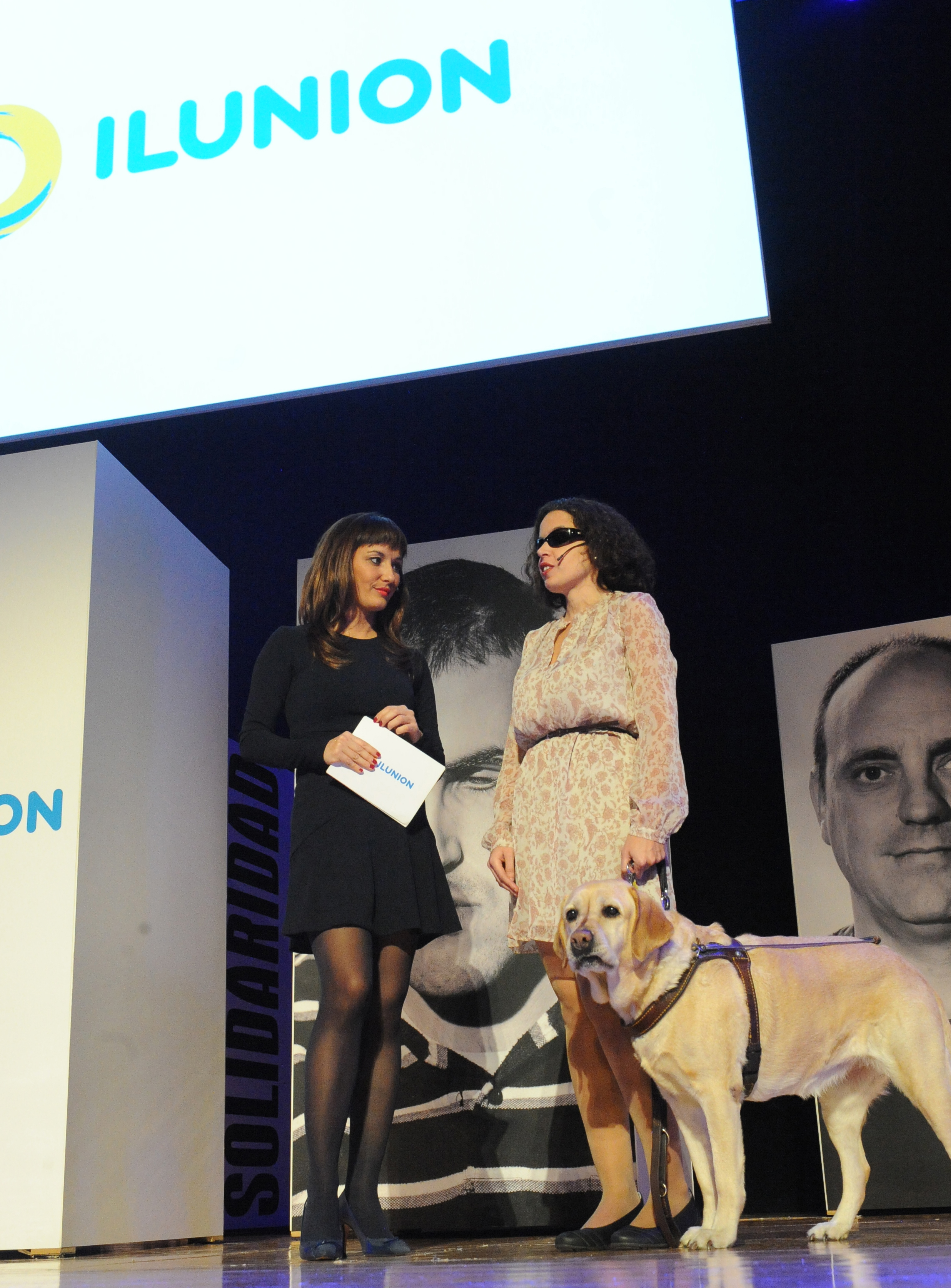 Lourdes González conversa sobre el escenario con la presentadora del acto