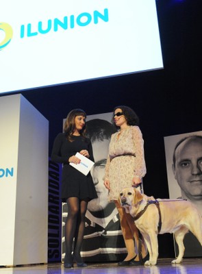 Lourdes González conversa sobre el escenario con la presentadora del acto