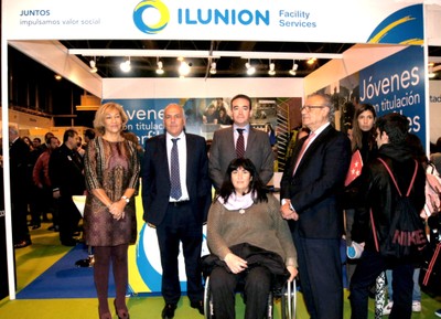 Representantes políticos y de ILUNION en el stand de la feria