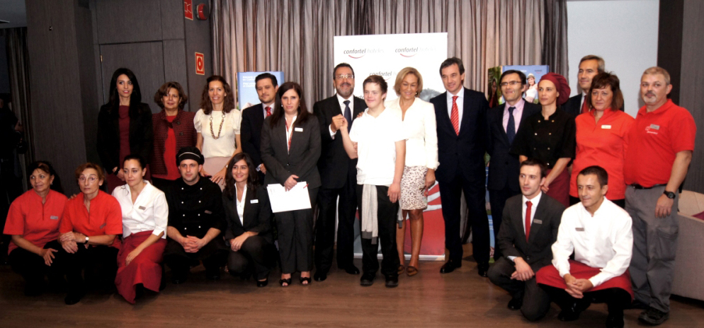 Mariño, junto a Carballeda, Preciados y los trabajadores del hotel Confortel Suite