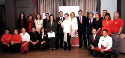 Mariño, junto a Carballeda, Preciados y los trabajadores del hotel Confortel Suite