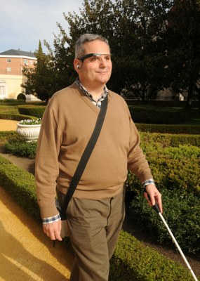 José Pedro prueba la app Lazzus conectado a Google Glass
