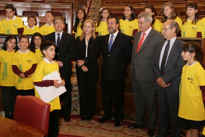Diego, un niño ciego del colegio ganador del Concurso, lee en braille el Manifiesto de la Ilusión en mitad del hemiciclo del Congreso