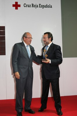 El presidente de Cruz Roja, Suárez del Toro, hace entrega de la estatuilla conmemorativa a Miguel Carballeda