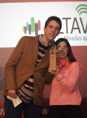 Esther Muñoz y Óscar Pueyo, con su trofeo "Por Talento"