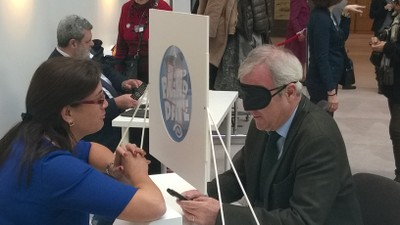 Bárbara Martín dirige la experiencia a otro eurodiputado provisto de antifaz
