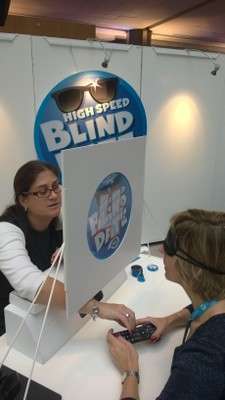 La eurodiputada Beatriz Becerra (UPyD) realizando la experiencia dirigida por Bárbara Martín