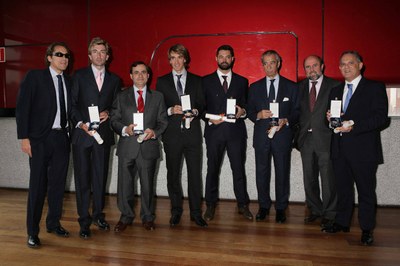 Foto de familia de los deportistas y directivos paralímpicos distinguidos por la Real Orden al Mérito Deportivo