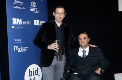 Héctor Robles recibe su galardón de manos del responsable de Accesibilidad Universal de Fundación ONCE, Jesús Hernández