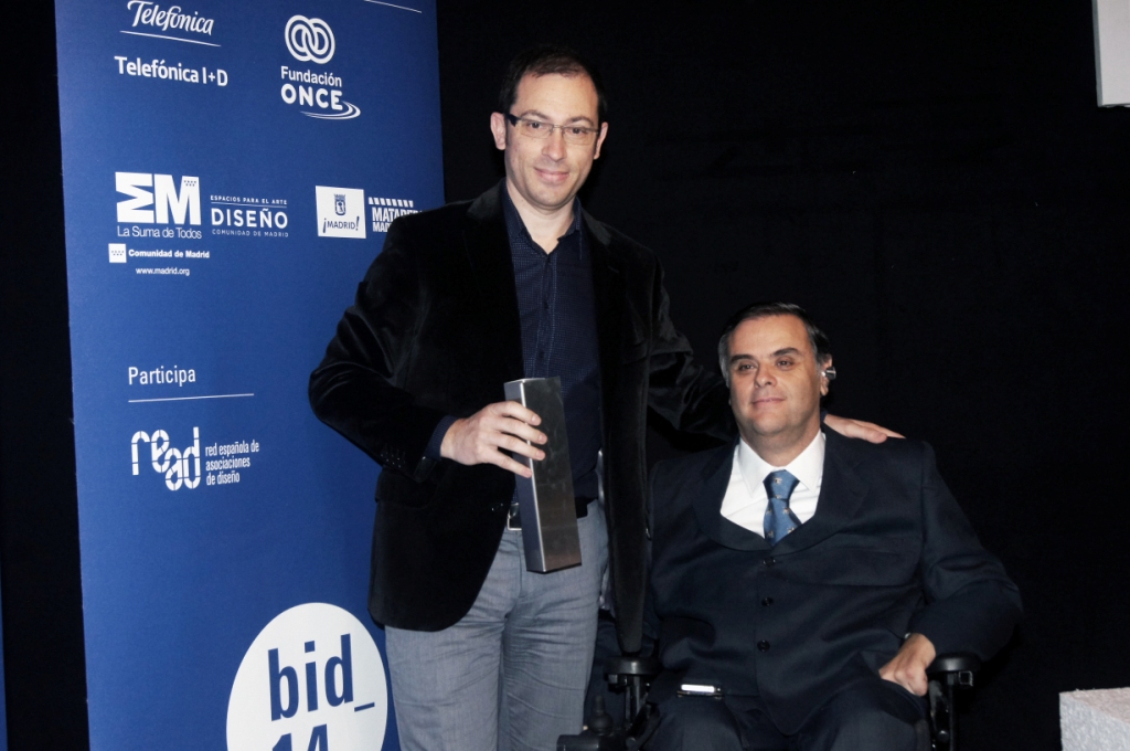 Héctor Robles recibe su galardón de manos del responsable de Accesibilidad Universal de Fundación ONCE, Jesús Hernández