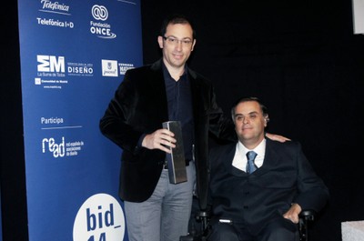 Héctor Robles recibe su galardón de manos del responsable de Accesibilidad Universal de Fundación ONCE, Jesús Hernández