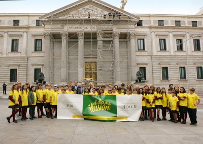 Los estudiantes, con una pancarta en pro del Día de la Ilusión, ante la fachada principal del Palacio de las Cortes