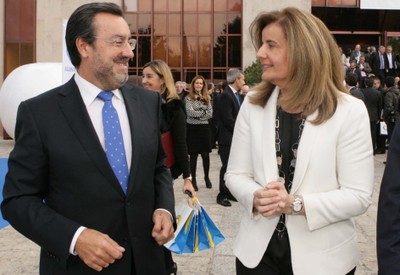 Miguel Carballeda despide a Fátima Báñez tras la celebración del acto