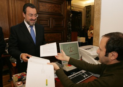 Miguel Carballeda entrega, en el Registro del Congreso, la solicitud formal de declaración del Día de la Ilusión