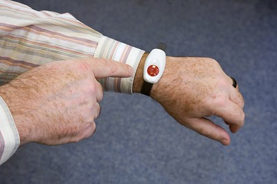 Pulsera con botón de teleasistencia