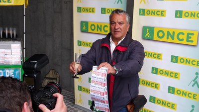 Rafael Garrido brinda por la suerte repartida mientras ofrece ya cupones para el sorteo especial del 1 de enero
