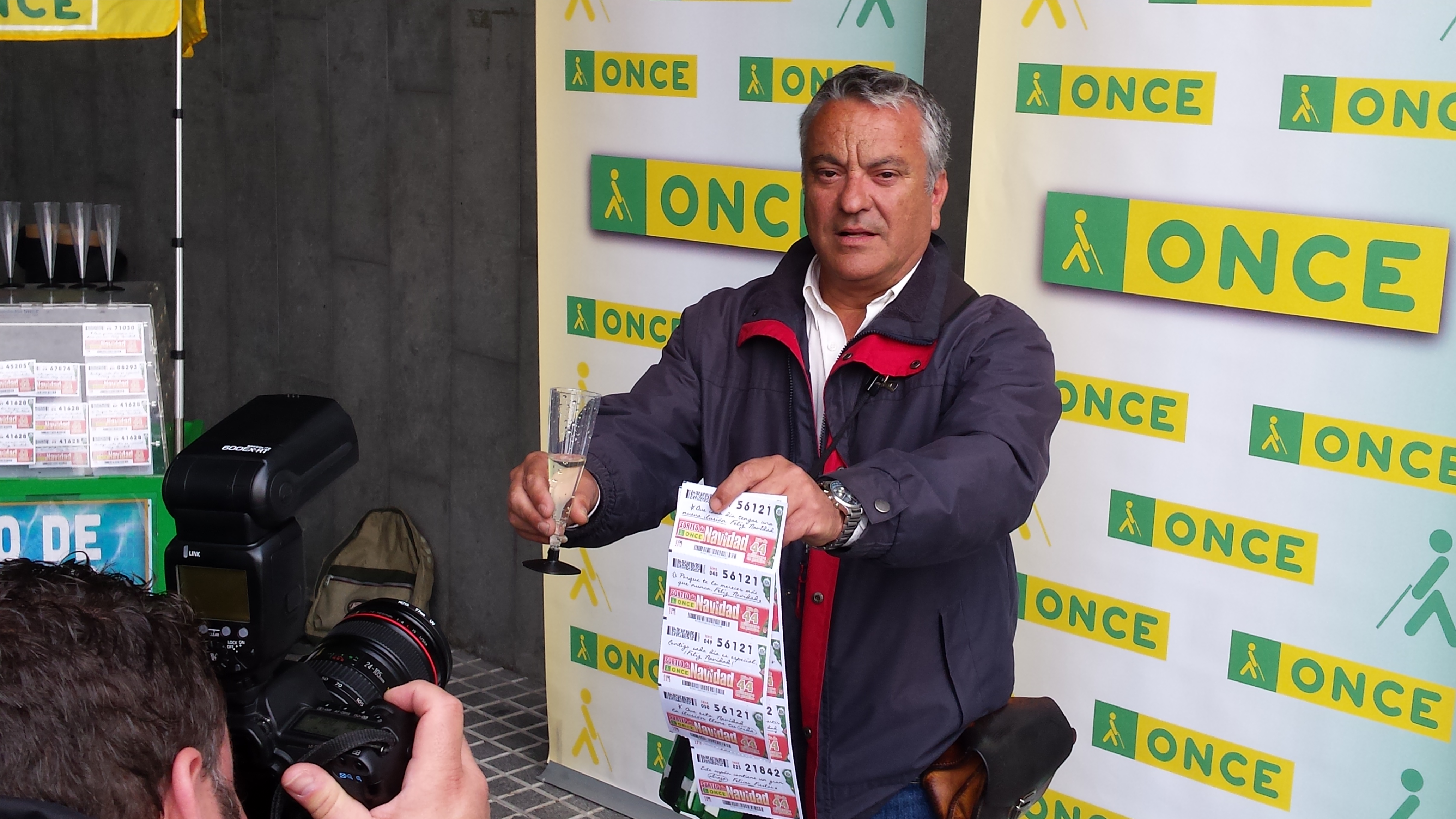 Rafael Garrido brinda por la suerte repartida mientras ofrece ya cupones para el sorteo especial del 1 de enero