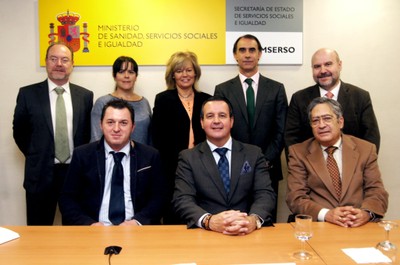 Representantes de la Administración y de las asociaciones de la discapacidad, tras la firma del Convenio