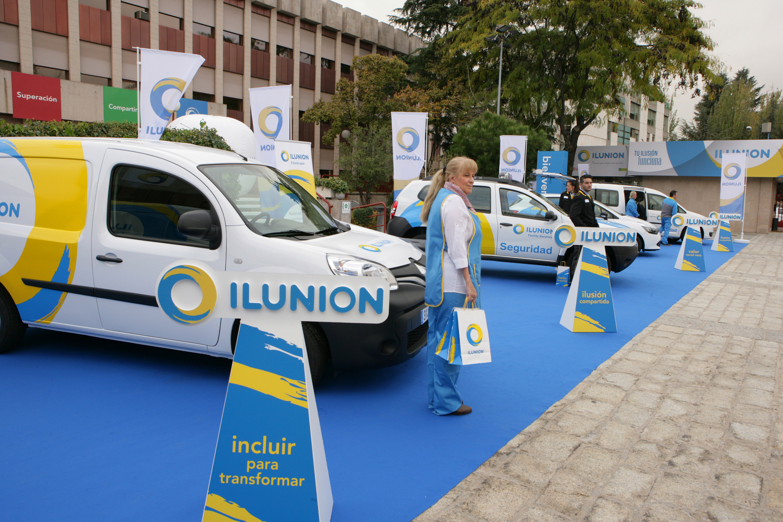 Una exposición de vehículos de empresas de ILUNION recibió a los visitantes en los jardines del Complejo Deportivo y Cultural de la ONCE
