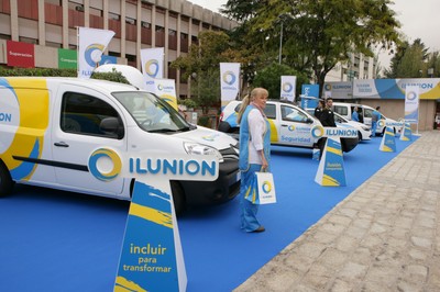 Una exposición de vehículos de empresas de ILUNION recibió a los visitantes en los jardines del Complejo Deportivo y Cultural de la ONCE