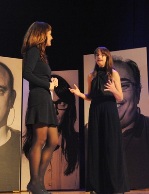 Vicky Bendito conversa sobre el escenario con la presentadora del acto
