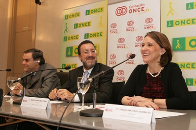 De izquierda a derecha: Jesús Hernández, Miguel Carballeda y Teresa Sanjurjo