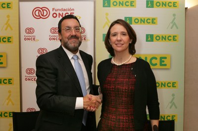 Miguel Carballeda y Teresa Sanjurjo estrechan sus manos tras el acuerdo