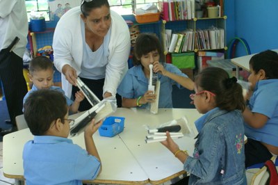 Otro momento del reparto de material en un aula de la escuela Otro momento del reparto de material en un aula de la escuela