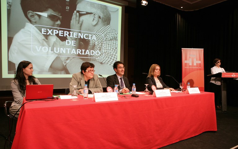 Momento de la intervención de María José Vaquero, voluntaria de FOAL (derecha de la imagen) durante el acto de presentación "Solidarios con el mundo"