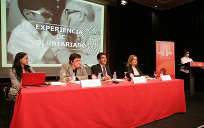 Momento de la intervención de María José Vaquero, voluntaria de FOAL (derecha de la imagen) durante el acto de presentación "Solidarios con el mundo" Momento de la intervención de María José Vaquero, voluntaria de FOAL (derecha de la imagen) durante el acto de presentación "Solidarios con el mundo"