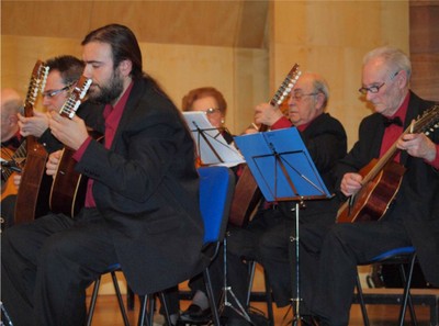 Actuación de la orquesta de pulso y púa