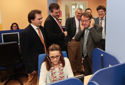 El consejero Víctor del Moral acude a una muestra de la atención telefónica desde el contact center de Cáceres