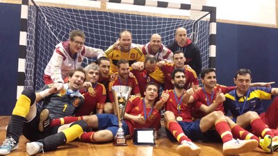 El equipo al completo con el trofeo como ganadores europeos