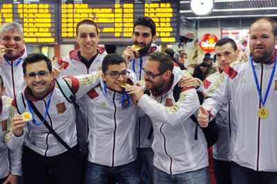 El equipo nada más llegar a Madrid, en el aeropuerto de Barajas
