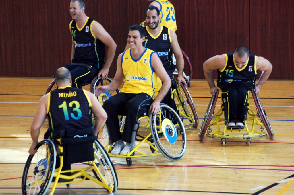 El secretario general del PSOE se atrevió a jugar unos minutos al baloncesto desde una silla de ruedas e incluso marcó alguna canasta