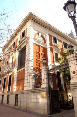 Fachada de entrada al Consejo General de la ONCE, en el número 18 de la calle José Ortega y Gasset de Madrid