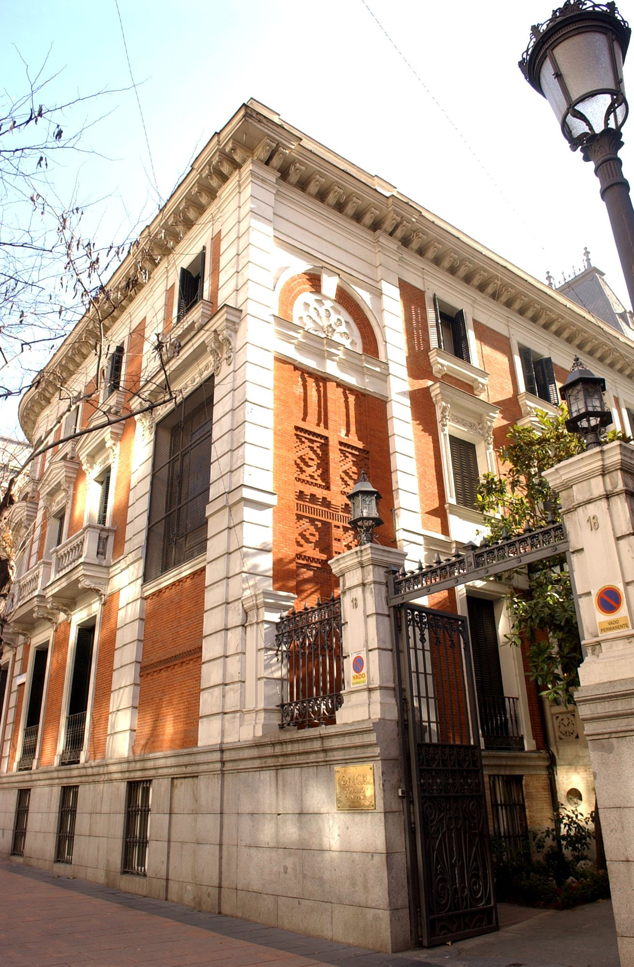 Fachada de entrada al Consejo General de la ONCE, en el número 18 de la calle José Ortega y Gasset de Madrid