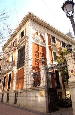 Fachada de entrada al Consejo General de la ONCE, en el número 18 de la calle José Ortega y Gasset de Madrid