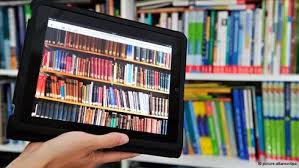 Imagen simbólica: una tablet capta la imagen de una biblioteca