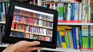 Imagen simbólica: una tablet capta la imagen de una biblioteca