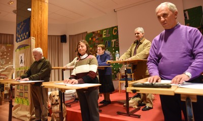 Afiliados del turno de Benidorm durante la lectura colectiva de cuentos en braille
