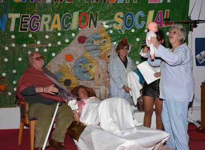 Los participantes en el turno de Benidorm montaron una animada representación teatral
