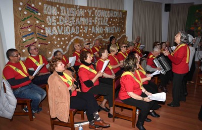 Un improvisado coro, integrado por afiliados participantes en el turno, animó una  de las veladas