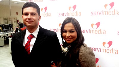 Paola Alcázar, junto a Francisco Quintero, estudiante con discapacidad visual colombiano que le ha acompañado en su visita a España