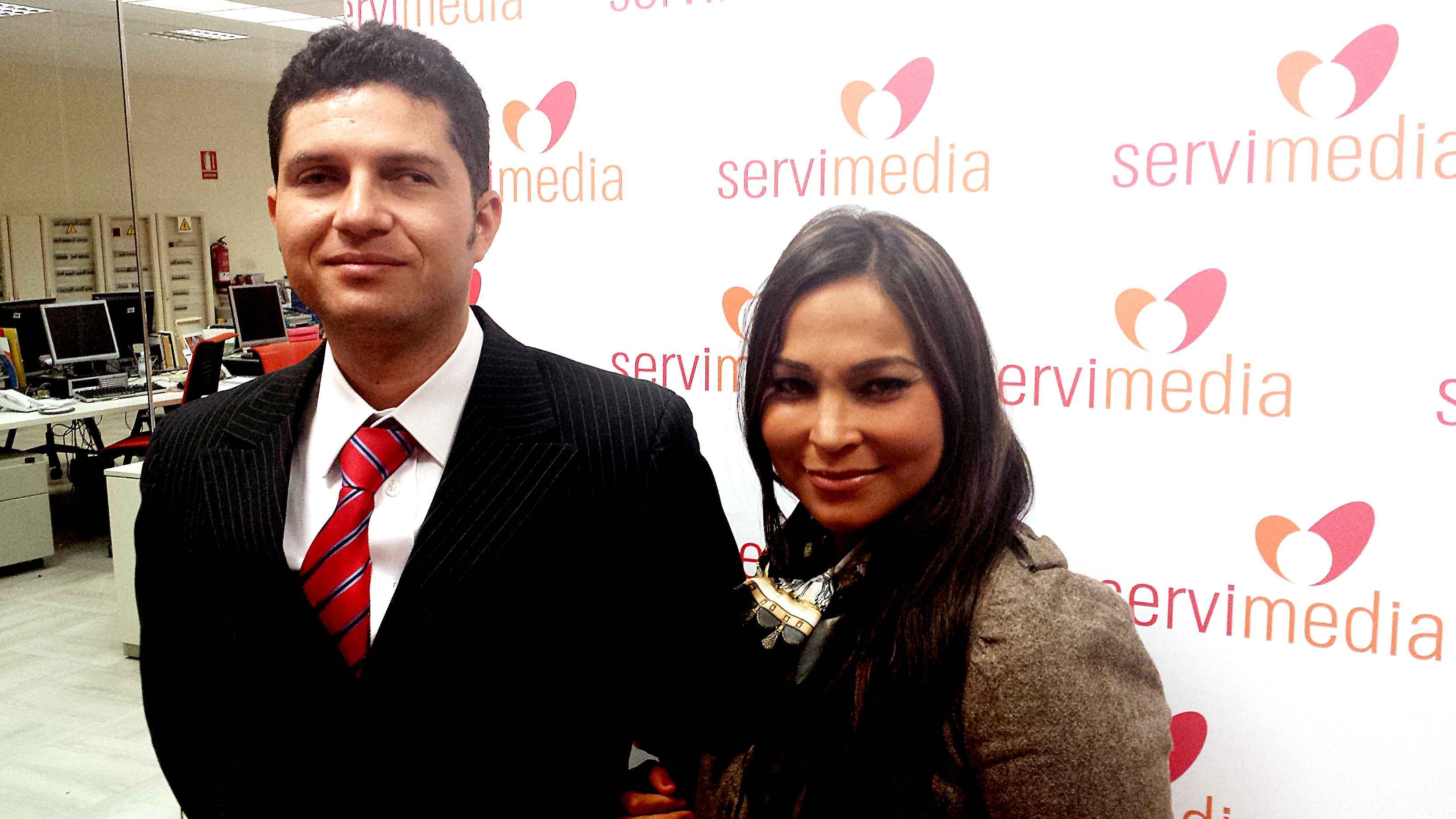 Paola Alcázar, junto a Francisco Quintero, estudiante con discapacidad visual colombiano que le ha acompañado en su visita a España