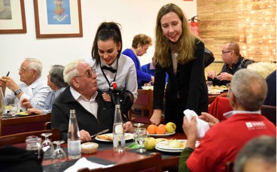 Patricia Sanz conversa, durante una de las cenas navideñas, con dos afiliados