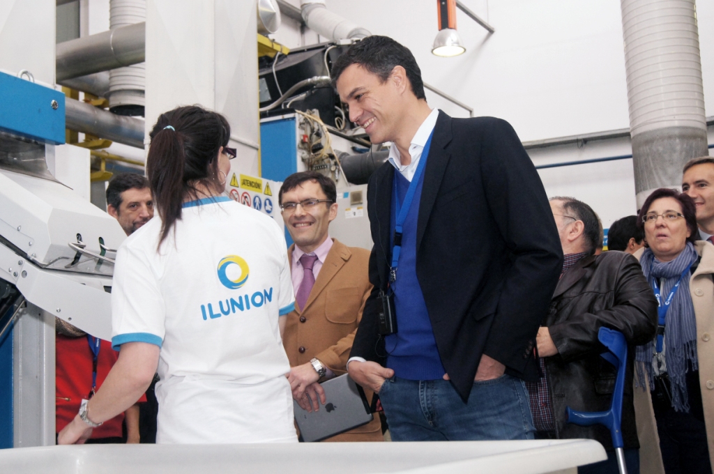 Pedro Sánchez conversa durante su visita con una trabajadora de ILUNION Lavanderías Industriales de Vallecas