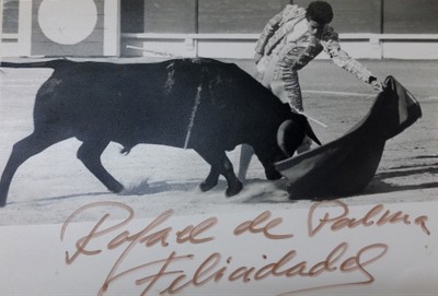 Rafael Alou o Rafael de Palma, en plena faena en la plaza de toros (fotografía dedicada)