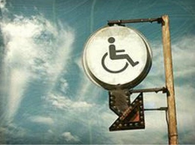 Señalización con el logo de persona en silla de ruedas