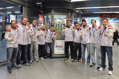 Todos los jugadores junto a un punto de venta de la ONCE